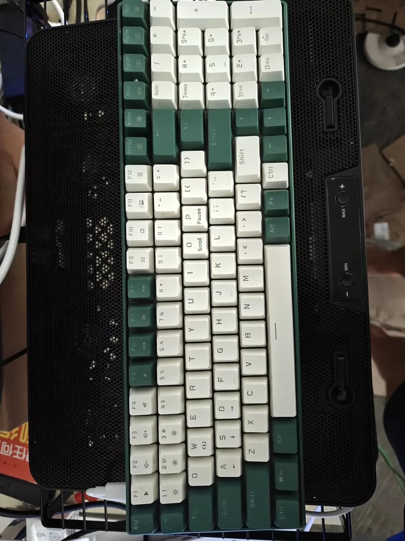 B.O.W航世 G100 有线机械键盘 电竞游戏客制化热插拔机械键盘 办公家用混彩背光键盘 白绿茶轴 功能都正常 换了其他轴，不怎么用 没摔过，基本没有使用痕迹